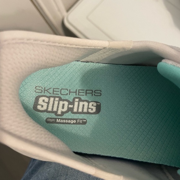 Size 9 ladies white slip in style Skechers sneakers - Picture 3 of 4